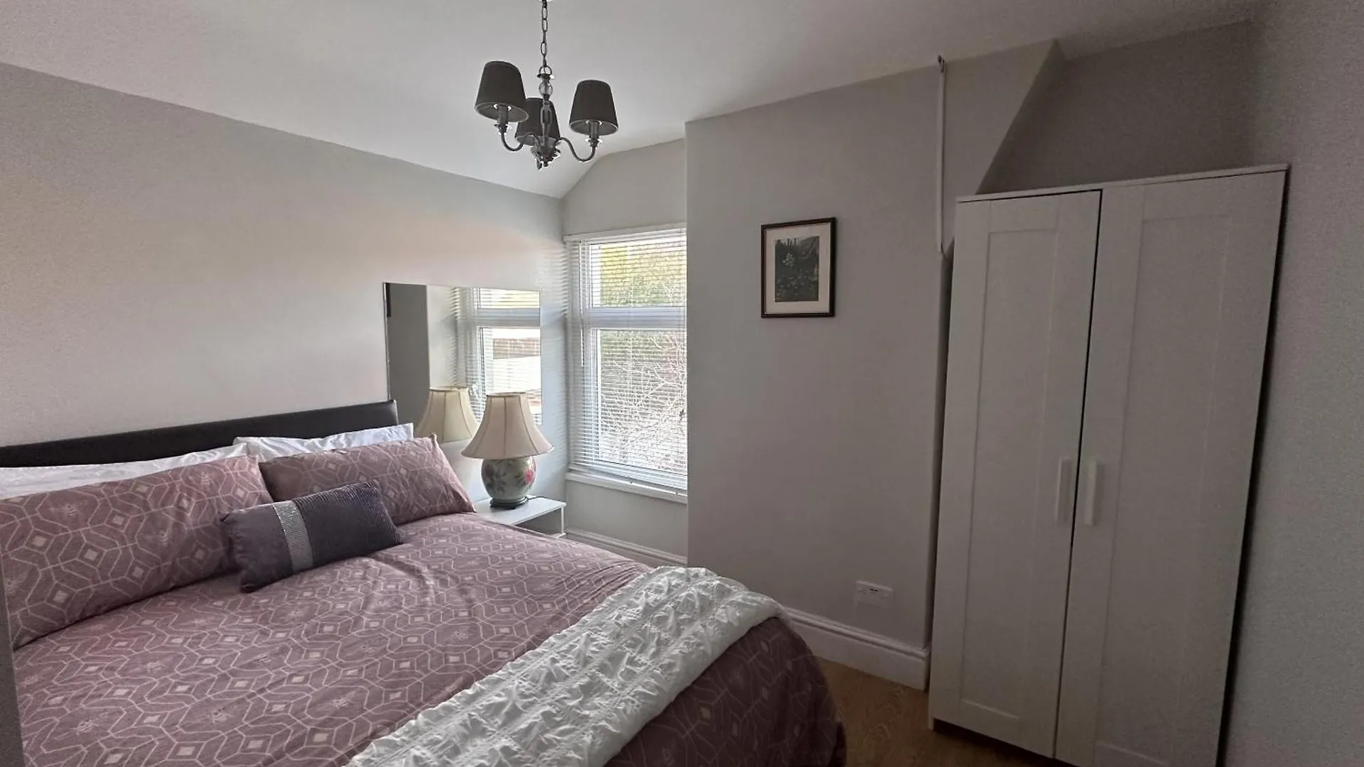 Adanhouse-Stockland Spacious 5 Bedroom House Sleeps 12 Private Garden Cardiff Holiday home
